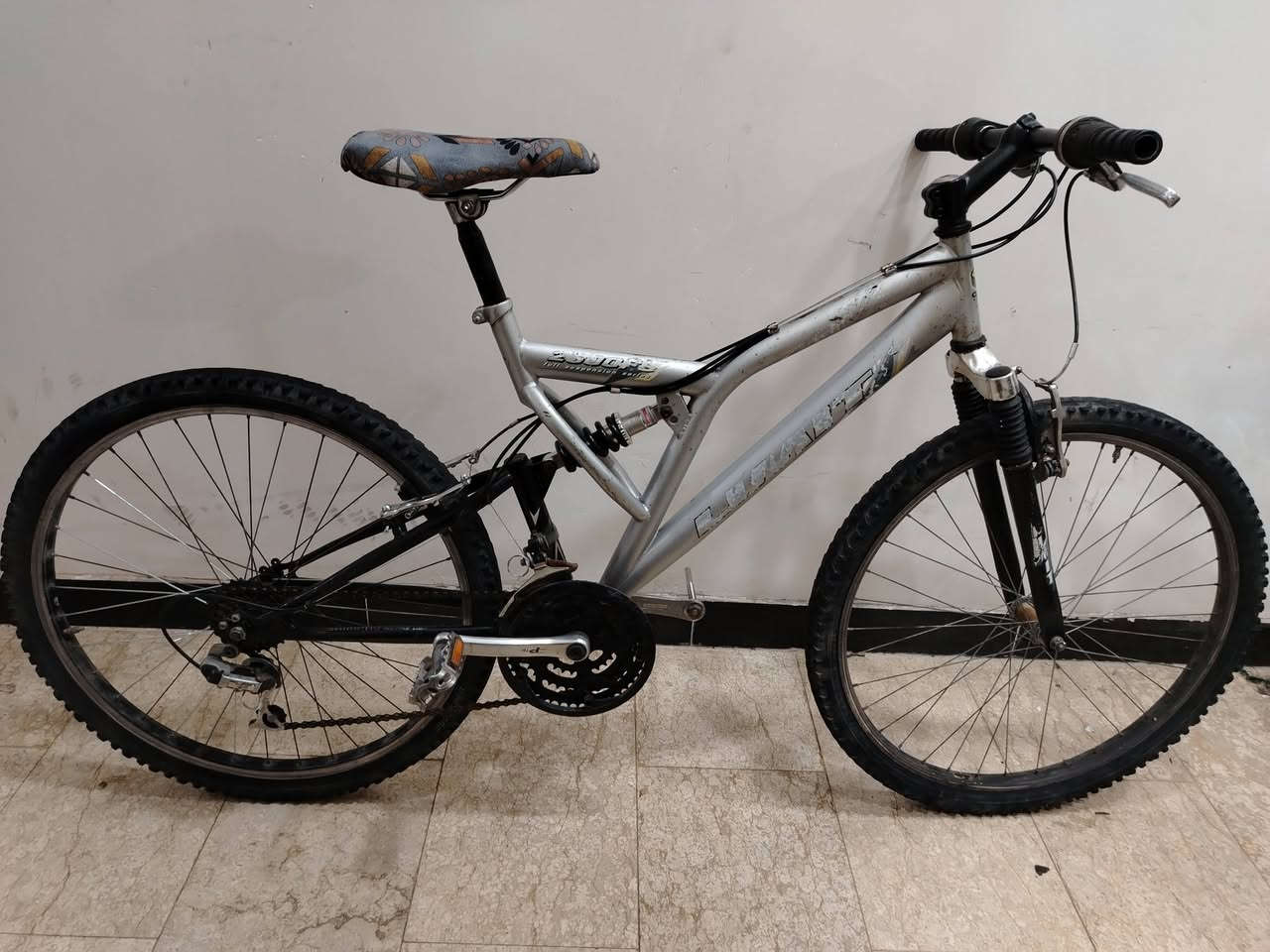 السلام عليكم
باسكل جبلي للبيع كلش نضيف وأي نقص مآبي تايرات عكرب امامي خلفي دبلات امامي خلفي بريكات كله شغال حجم 26 بس فريم عالي وباسكل ياباني اصلي سعره ب60 وبي مجال مكاني بغداد حي جامعه ***********2
