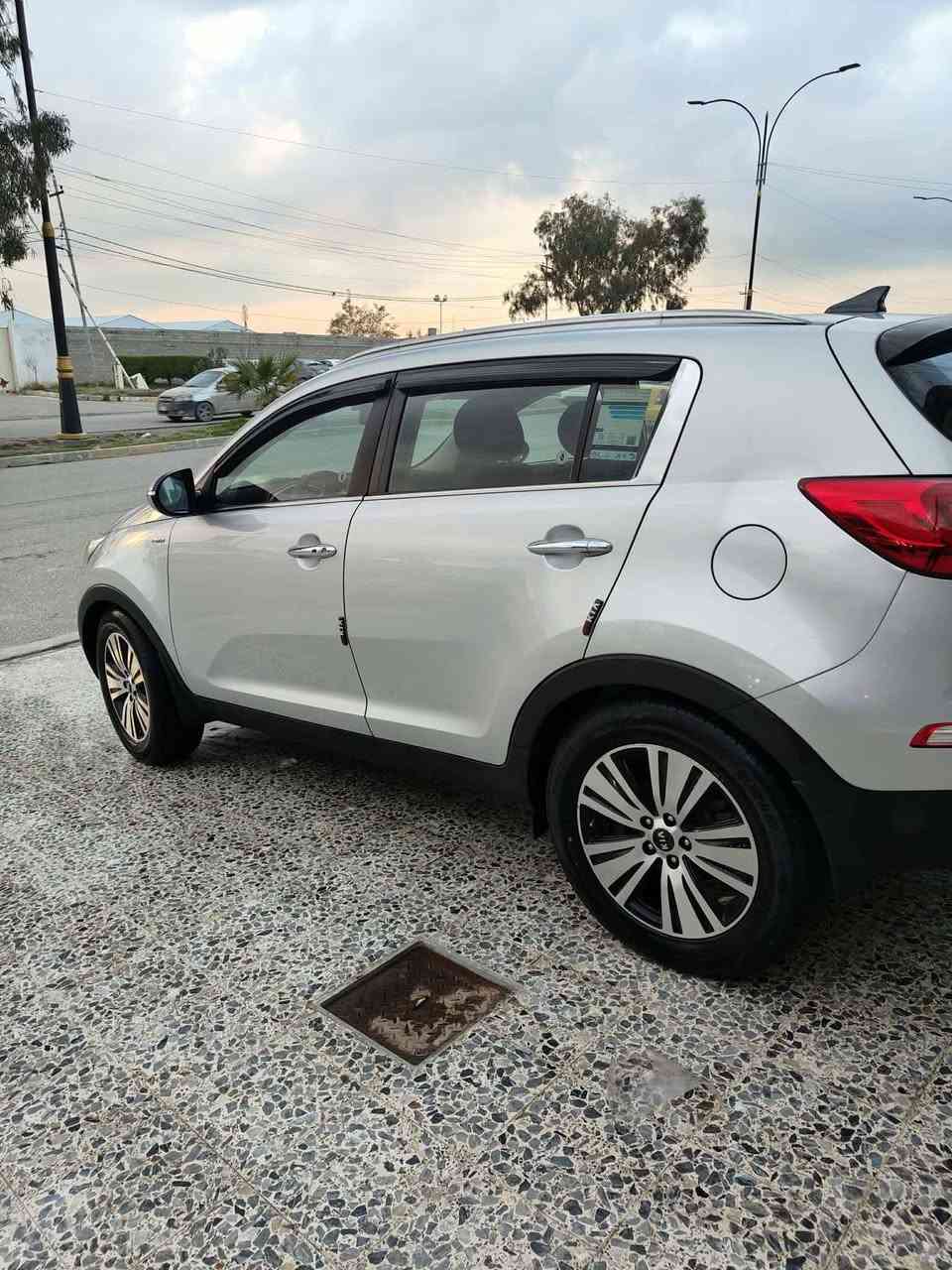 السلام عليكم.. وين اليدور جديد هذا الجديد كيا سبورتج دفع رباعي  موديل 14 السعر 155وبيها مجال هزه جديده سنويه جديده فول فول مواصفات بصمة تشغيل بصمة ابواب كشنات كهرباء كشنات نفخ مري شفط سقف بانوراما شاشه وكامره محرك حجم 2400تبريد قطعتين ثلج خمسه ويل كب رقم اربيل دولي تحويل ثاني يوم جديده بمعنى الكلام واحلى من الصور بين قوسين مال جنايه والف مبارك عالياخذها شراي اتصل وتدلل ***********
***********
