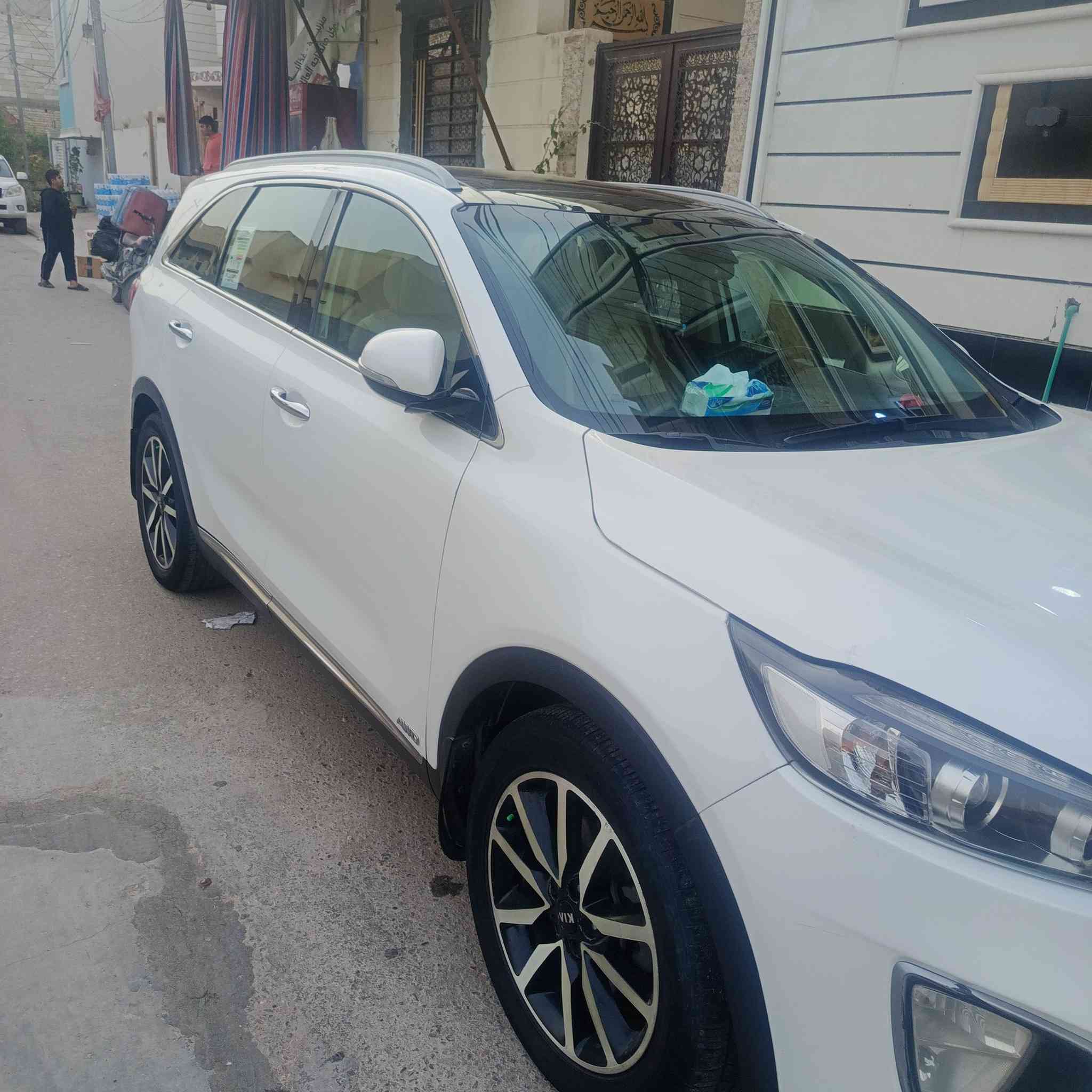 سورينتو للبيع سبعه راكب
موديل:2016
باسمي 
كويتيه فول مواصفات 
رقم بغداد السونار مرفق مع الصور
السعر:180. بيهة مجال قليل 
مكان السياره كربلاء 
الهاتف :***********
