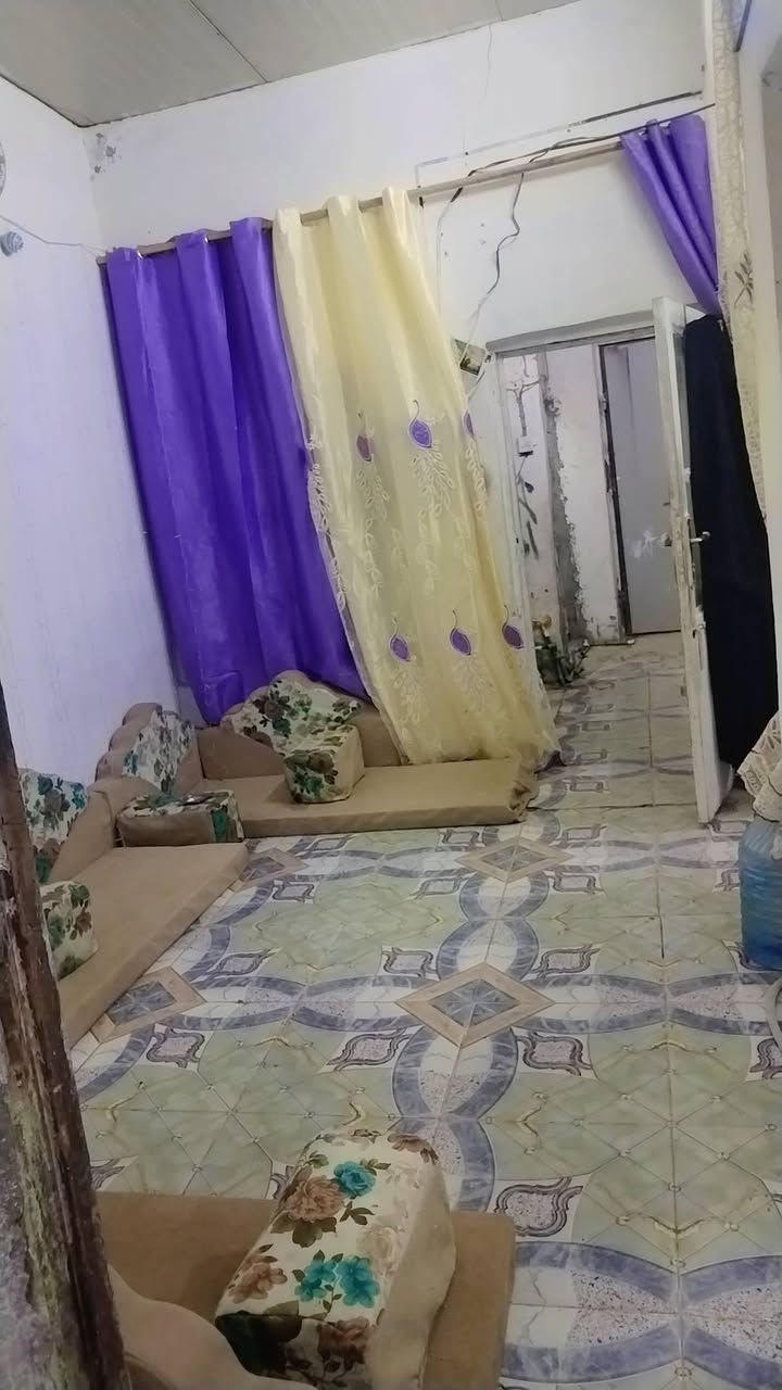 السلام عليكم  بيت للبيع  90متر  العنوان النجف الاشرف نزلت شارع المدينه قرب الحسينيه الباكستانيه  مسجل بل طابو واوراقه موجوده  متكون م̷ـــِْن غرفتين وصاله  ومطبخ وتخاريج  للستفسار اكثر  خاص او  اتصال  وتساب *********** السعر 25 وبي مجال بسيط
