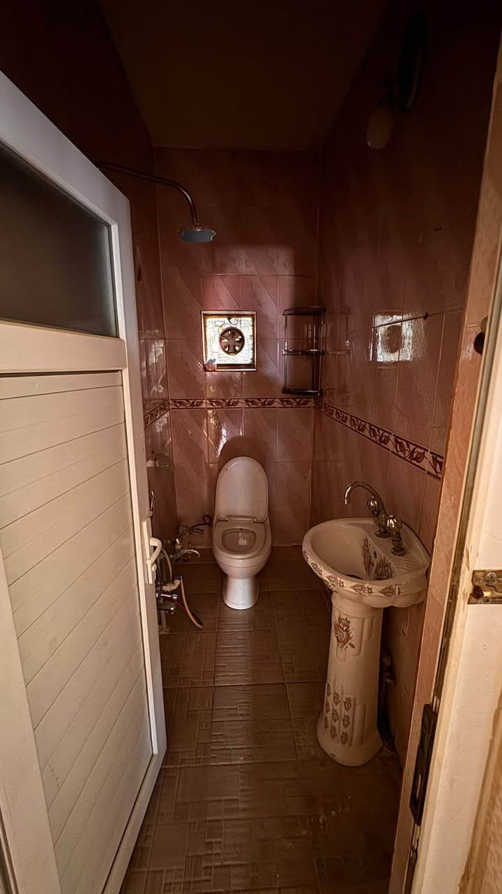 دار للبيع في حي الخضراء، موقع قريب من مدرسة الجوادين وموقف الكوسترات، قريبة من جميع الخدمات.

تفاصيل البيت:

الطابق الأول:
 • غرفتين نوم
 • غرفة استقبال
 • مطبخ
 • حمّام داخلي
 • حمّام خارجي

الطابق الثاني:
 • غرفة نوم سويت
 • صالة
 • مطبخ

المساحة: 200 م²
الطابو ملك صرف باسم شخص واحد

للاستفسار الاتصال بصاحب الدار (***********) كركوك, العراق
