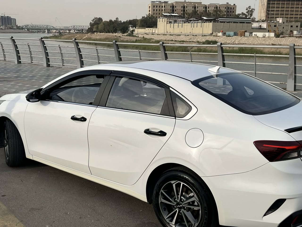 كيا K3 2024 — 

🌍 المدينة - بغداد – الكرخ

•   🛣️  المسافة المقطوعة    - 51 قابل للزيادة
------------------------------------------------------------ 
💰 السعر:       140 وبيها مجال بسيط
✅ المواصفات 
• الموديل: 2024
• المحرك: 1,500 دبل نوزلأداء ورياضي في استهلاك وقود معقول)
• الممشى: 51
• الوارد: صيني

• الويـل: 16 إنج 🛞
• نظام دخول وتشغيل بدون مفتاح + بصمة
• شاشة وسطية تعمل باللمس تدعم Apple CarPlay / Android Auto
• كاميرا خلفية + حساسات صف أمامية وخلفية
• كراسي قماش / جلد كهربائية (قد تتفاوت حسب الفئة الداخلية)
• تكييف أوتوماتيكي مزدوج المناطق
• أنظمة أمان مثل:
  • ABS + EBD
  • نظام الثبات الإلكتروني (ESP)
  • نظام التوزيع الإلكتروني للقوة
  • مراقبة ضغط الإطارات (TPMS)
• إضاءة LED نهارية / مصابيح أمامية LED
• مرايا كهربائية قابلة للطي
الرقم *********** 
ملاحضه بيها بارد السياره بالبنيد كد شبر
وبالباب الخلفي شخط مثل موضح بالصورة

#للبيع #سيارات_للبيع #سيارات #بغداد_سيل
