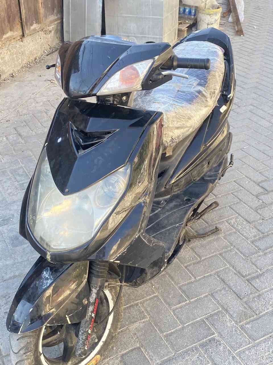 سلام عليكم دراجه سكنس فحل كابريتر المكينه مادري بيه يمكن مامفتوحه  كهربائيات شغاله الدراجه بيه ملاحظات قليله مثل الكلج الامامي بي صوت الدراجه يرادله ترتيب سعره ٤٠٠ وبيه مجال العنوان م الصدر الرقم ***********
