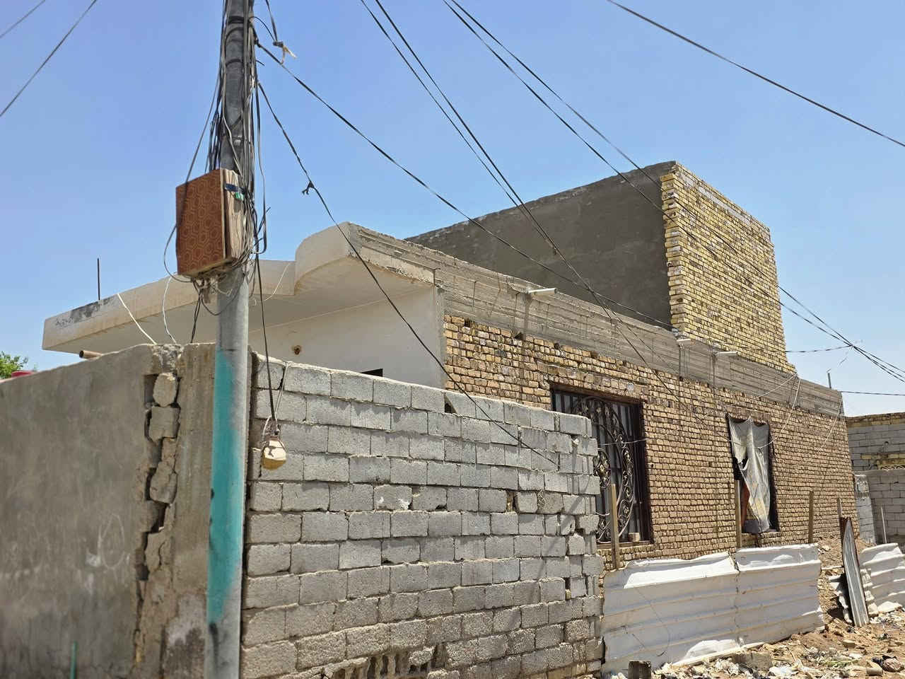 بيت في حي الامين نزلت ابو عباس ابو لماي تبليط اومجاري كامله زراعي مشمول بل تطويب بناء حديث كونكريت مسلح كله مبني ١٥٠ متر او ١٥٠ هيكل بس كامله  باقي بس جام اوصبغ ..ملاحضه البيت مساحته الكليه ٣٠٠متر مربع ١٥٠ كامله بس تكعد بيه يحتوي علا غرفتين اومطبخ حته صبغ مصبوغ ول مشتمل الثاني بس صبغ اوجام .. ستفسار ***********
