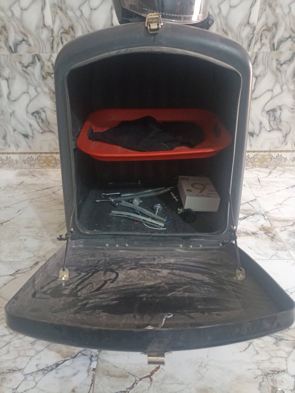 السلام عليكم
صندوك دلفري+ خوذه+سماعه تصوري بلوتوث+ سوبايه سلايت جوه الصندوك+ جامه قطعتين مضلله كلهن 175 الف جدد ما مشتغلات 
كربلاء الحسينيه ***********
