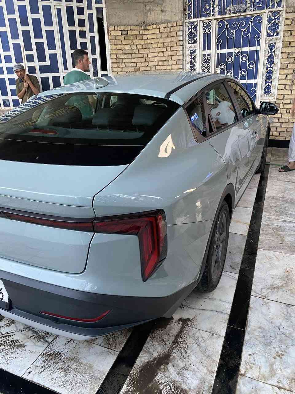 السلام عليكم 
كيا K4 2025 
لون اسمنتي غير محدد 

مرقمة كاملة 
محرك Dosh 2000 
انارة داخلية Led 
بصمة تشغيل عن بعد 
مثبت سرعة تكيفي
شاشة تدعم able  ايفون 
رادار يتجنب التصادم FCA 
رادار تتبع المسار LAF 
تنبيه ركاب المقاعد الخلفية
و باقي هواي مواصفات معروفه 
السعر تواصل خاص على هذا الرقم 
*********** 
مكان السيارة بصرة
