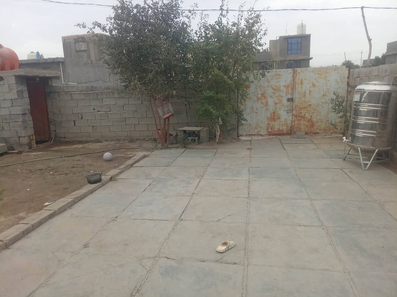 السلام عليكم دار لبيع مساحه ٢٥٠ م  رباط كونكريت
يحتوي ع غرفتين وصاله ٤ /١٠مع  حمامات وحديقه بيت مال عائله وحده مع كافه الخدمات مولد خط يبعد عن مدرسه ٢٠٠ م  / المكان صويره في قريه العزه قرب محطه شرق البصره***********
