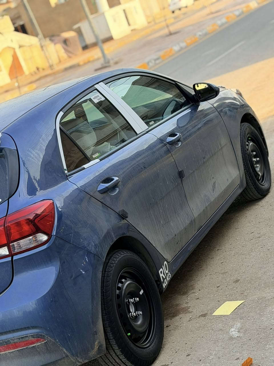 السلام عليكم / كيا ريو مديل 23
مواصفات : تحكمات ستيرن + كروز سرعه وسبورت هيترات كشن 
سياره جديده ماشيه 40 حقيقي  بوضع الشركه 
حادثها : قطعتين جاملغ ونص البوند
السعر 122 ورقه وبيها مجال للطيبين
للأستفسار الاتصال عبر الارقام التاليه 
اسيا ***********
كورك ***********
