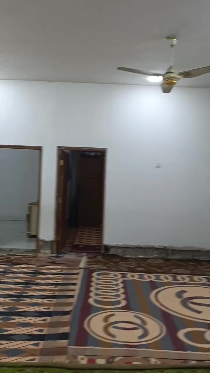 بيت لبيع مساحه ٣٥٠متر بيت كامل نقص بس ارضيه عنوان نهاية حي طارق وره صيطر القديم في حي الأمير بيه مي كهرباء ونت ضوي  الاتصال رقم الهاتف ***********
