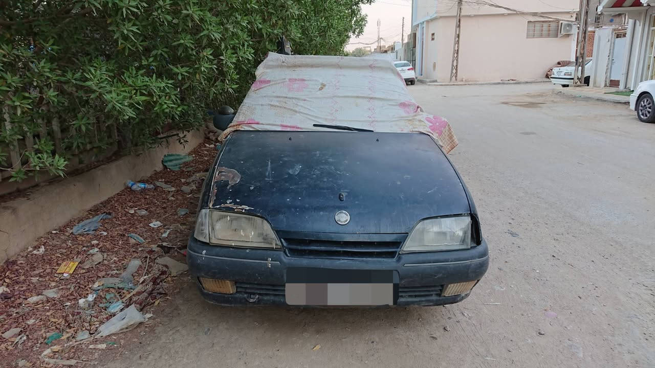 السلام عليكم ورحمة الله وبركاته 
من رخصة الادمن للبيع سيارة اوبل اوميكا صالون 91 رقم بغداد مشروع وطني سنويه عضم جديده غير نافذه بأسمي محوره محرك ونجي ناعم كير اوتو ماتيك السياره لازمه محرك نهايتهه. 20 $ للاستفسار الاتصال على هذا الرقم *********** يوجد واتساب
