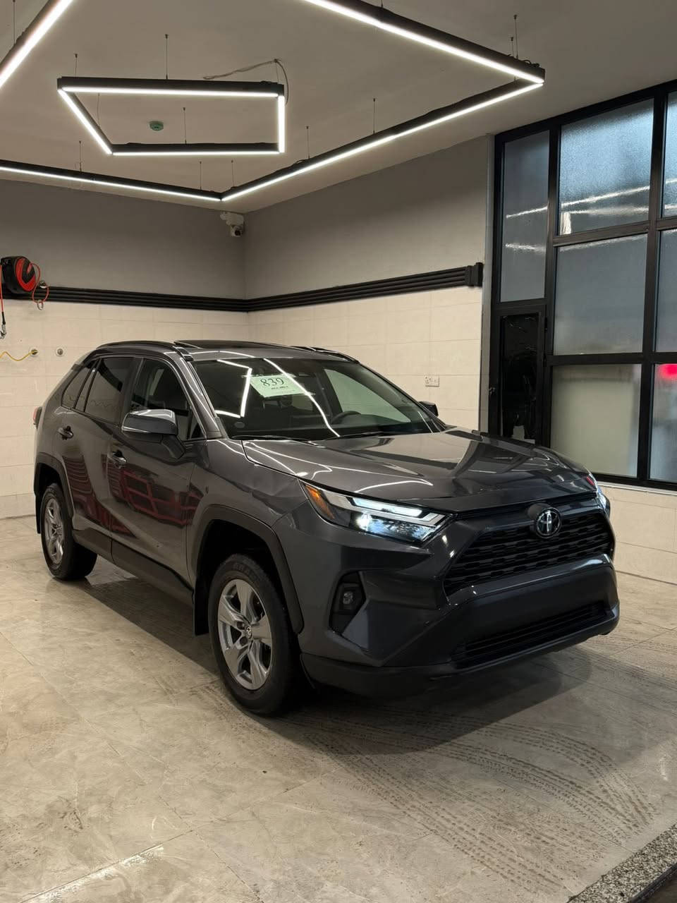 🚗 تويوتا راف فور 2024 فئة XLE –
ماشيه 10 الاف بدون صبغ بدون ارباك 
🔹 المحرك:
محرك 4 سلندر سعة 2.5 لتر، قوي وعملي بنفس الوقت، صرفية بنزين اقتصادية وتناسب الاستخدام اليومي والسفر.

🔹 الدفع:
نظام دفع رباعي دبل

🔹 المواصفات الداخلية:
داخلية مريحة ومرتبة، شاشة وسطية مع نظام آبل كاربلاي + أندرويد أوتو، تحكم من المقود، تكييف ممتاز، ومساحة واسعة للعائلة.

🔹 الأمان:
نظام أمان متكامل من تويوتا (Toyota Safety Sense)
مثل: رادار أمامي، تحذير مغادرة المسار، مثبت سرعة ذكي.
بدون صبغ فقط جاملغ سكن تعديل بارد وشويه داخل

✨ بدون رقم تترقم جميع محافظات كردستان 
السعر : 235 وبيها مجال 
المكان اربيل📍
📞***********
