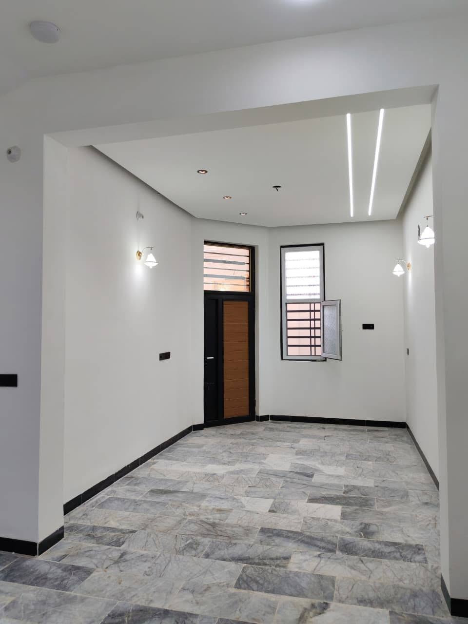 دار للبيع حي الاطارات 
100م 20x5 على حديقه 
طابقين 3غرف نوم جاهز للسكن 
للاستفسار ***********
