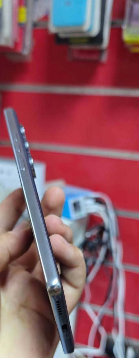 تكنو كامون40
مستخدم سبوع فقط 
شخط مابي 
كامل ملحقاته الااصليه 
اذكره 256
بطاريه 5200 سعر 220 ***********
