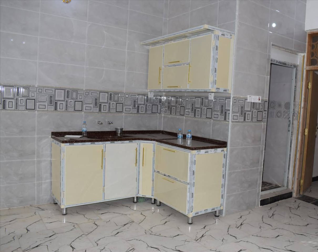 سلام عليكم بيت ١٠٠م طابق ونص غرفتين ومطبخ واستقبال وصحيات الفحامه مقابل مركز الشرطه بيت بناء حديث ***********
