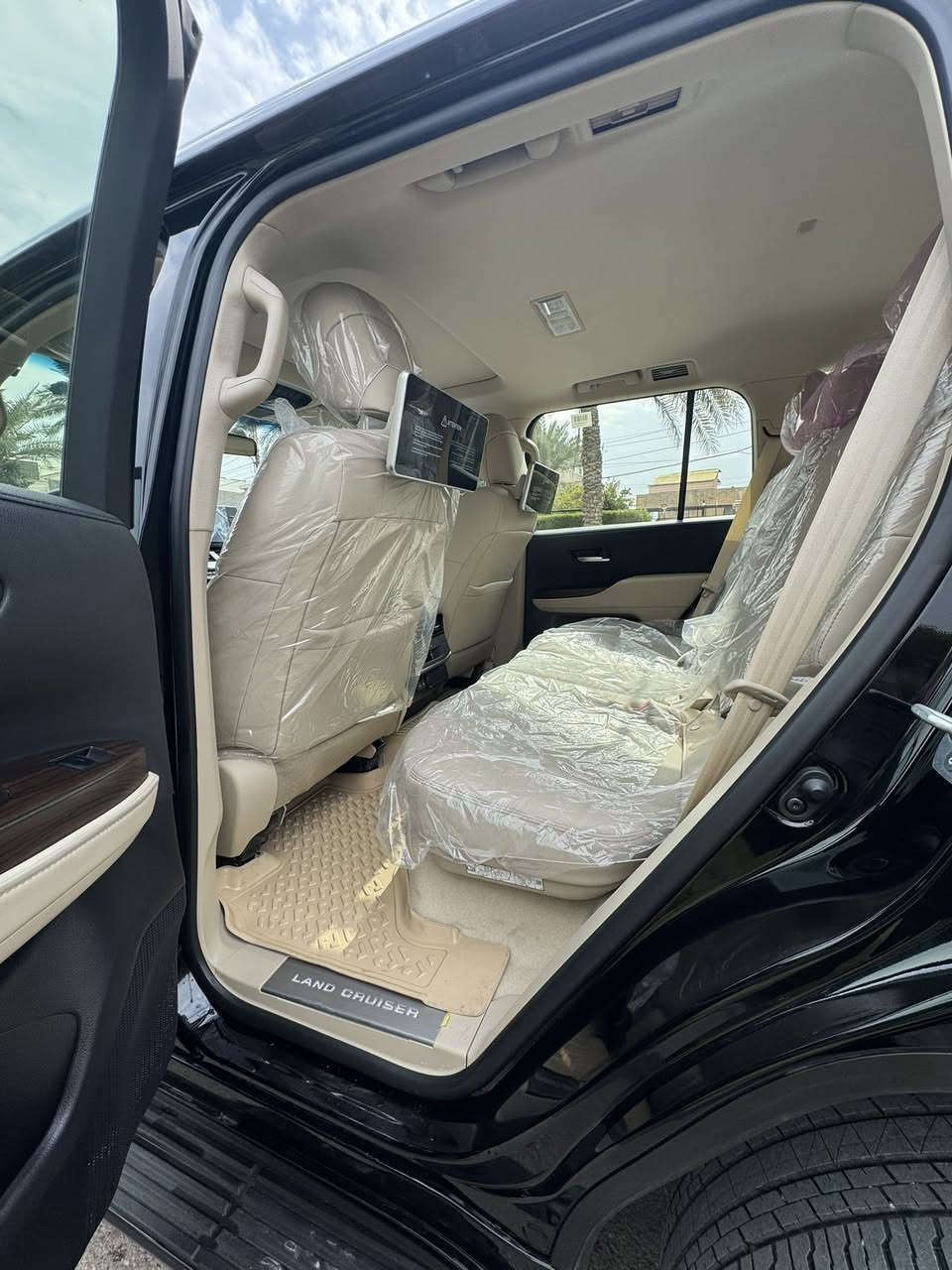 Land cruiser GXR Limited 2024
لاندكروز GXR موديل 2024 زيرو بعدها بريحة الشركة وبسعر مناسب جوه السوك
ماشية الفين فقط مغلفة PPF امريكي اصلي ب 15 ورقة افضل نوعية ضمان 10 سنوات
مكينة 4000 تنفس طبيعي المرغوبة 
السيارة لمتد اصل فول مواصفات ثلاث شاشات تطبيق غراضها وبصماتها كلها موجودة
رقم بغداد سنوية باسمي هزة جديدة تحويل مباشر
السيارة زيرو ومرقمة ومغلفة بالكامل وجاهزة وحتى سونار بيها من بدي كار

السعر مناسب  705 $ وبي مجال 

مكان السيارة بغداد حي الجامعة
*********** غيث الكبيسي
