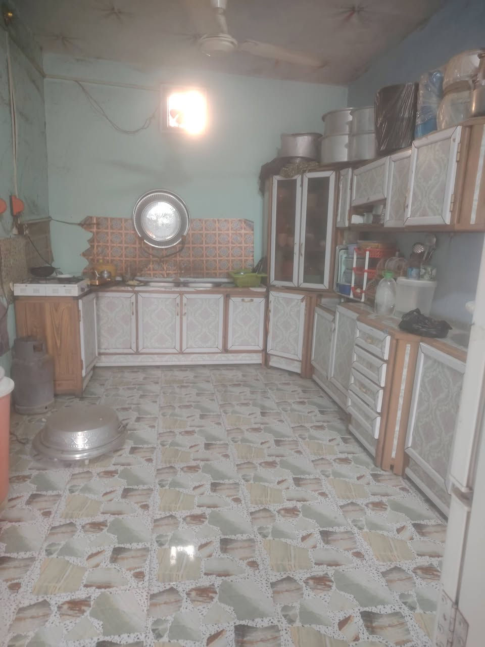 سلام عليكم بيت للبيع مساحه 500 مع قطعه خلفه مساحه 150 يحتوي على ٢ فرف نوم
صاله كبيره مع مطبخ 
صحيات خارجيه بيت جاهز على حسب الأصول المكان.    بين الشطره والغراف عد ال جهل الشراي اتصل *********** سعر 17
