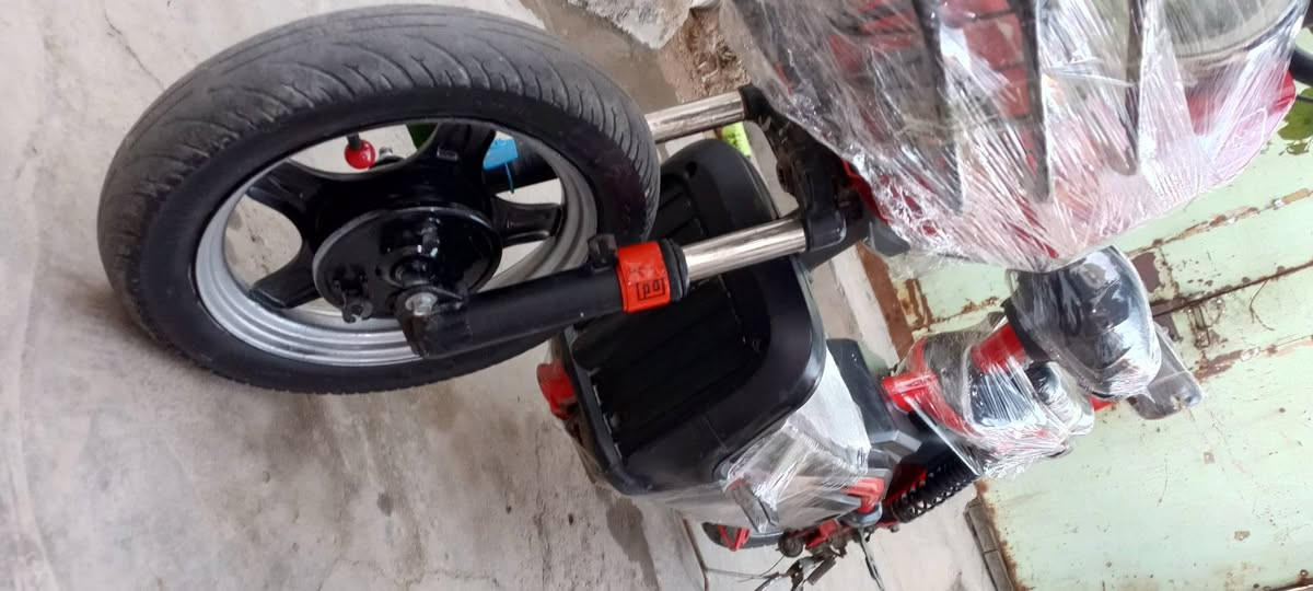 السلام عليكم دراجه شحن حجم 14 الدراجه حلوه ونضيفه///الشاشه فقط لا تعمل الدراجه تشتغل طبيعي وتمشي وحلوه شاحنه وياها وسله بطاريات اربعه حلوات نضافه الدراجه 90 سعرها 225 وبيها مجال حك الجيه مكاني البصره القبله حي الشهداء ***********
