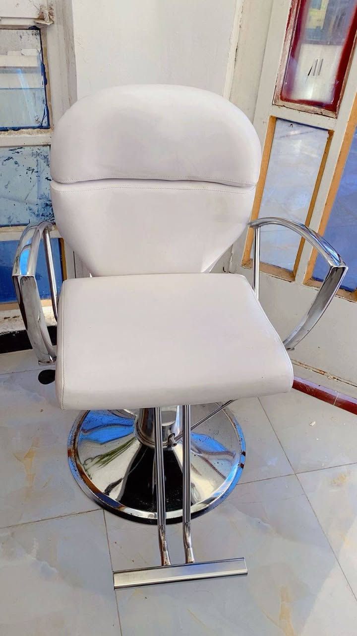 كراسي عدد 2 جدد سعر الواحد 200 العنوان بصره الأمن الداخلي 
***********
