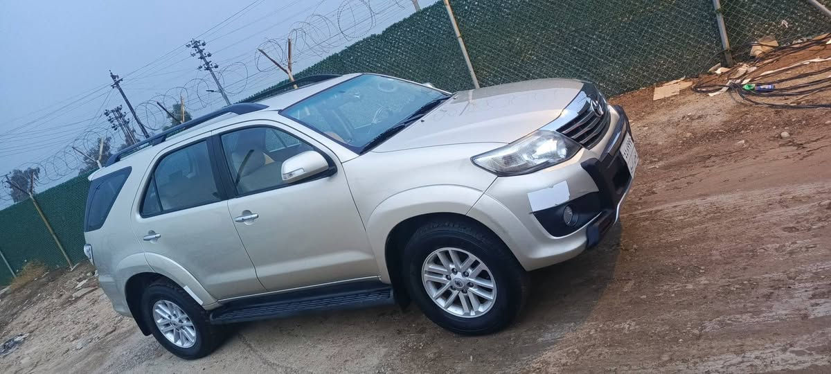 السلام عليكم 
تيوتا فورتشنر موديل 2014 لون ذهبي ٦ سلندر ماشيه 168كم سعر 235 ***********
