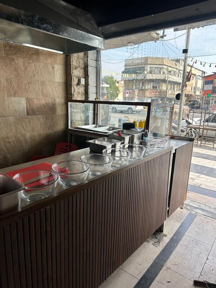 غراض مطعم للبيع شلع شلع
دكت جديد قياس ٥ متر مع ٢ بوجه و٢ ساحبه 

جهاز كاشير 

ميوزه سل ستيل (٣ (متر ونص )، واحد ٢ متر )

سنك اصلي باله متر ونص حوضين 

قلاية قرمشة حوضين 

قلايه فلافل وفنكر حوضين 

كرل بركر 

شواية كص 

ستاند شد كص 

مجمدة 

عارضة 

خلاط صلصات وحمص 

طباخ ٢ عين 

بلانكات باحجام مختلفة عدد (١٥)

تختات تقطيع كبيره عدد ٢

سكاكين تقطيع اصلية 

سكاكين تشريح وتنزيل كص 

طوس كزاز مقبلات عدد ١٠ 

بوكسات صمون عدد ٢ 

حافضات صلصات عدد ٦ 

جهاز توترز 

جهاز طلباتي 

جهاز بلي 

وبعد غراض تجهيز هواي 

الي يريد يفتح مشروع مطعم هاي الغراض كله اصليه ونظيفة ما مستخدمة تشيلهن كلهن وتفتح كبل ما تحتار بشي والسعر جدا مناسب 

واتساب ***********
