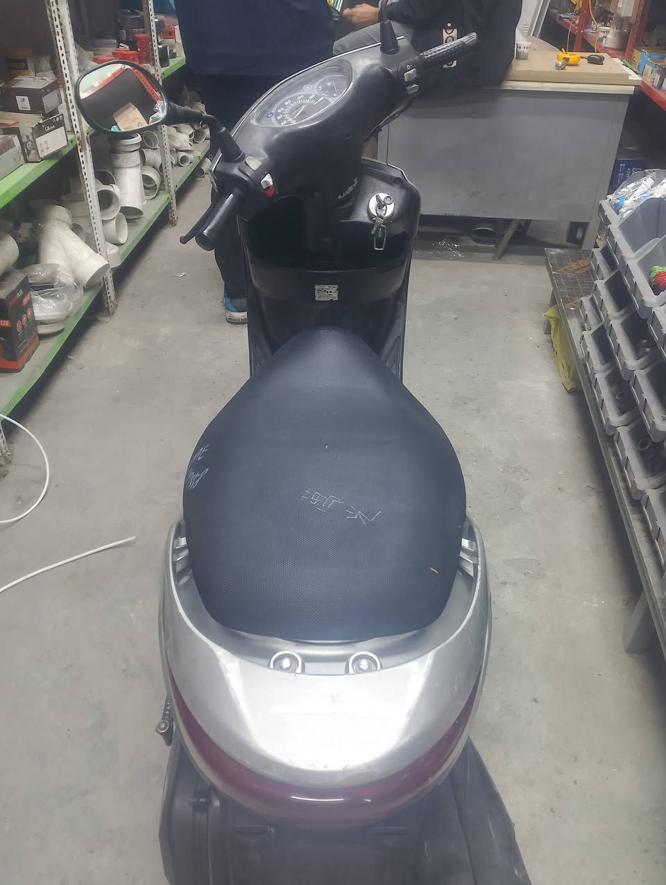 بريز للبيع بلاد ختم واحد كفاله خرسه
نازله رمبه  مميزه البريك الأمامي اجه بيها دسكات مو بنز بلاد السعر 650 وبيها مجال 
***********
