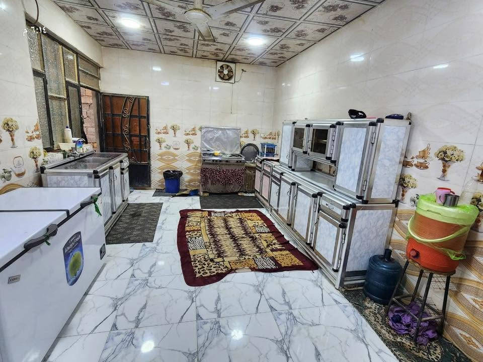 بيت للبيع مساحه 260 م سند 25 بي معامله تطويب و رقم 
بي غرفه عدد 2 
صاله واستقبال و مطبخ و صحيات داخليه وخارجيه العنوان خلف حي الحضاره مقابل مديرية المخدرات الجديده البو جاسم يبعد عن الحضاره 100 
السعر 45 
الاستفسار ***********
