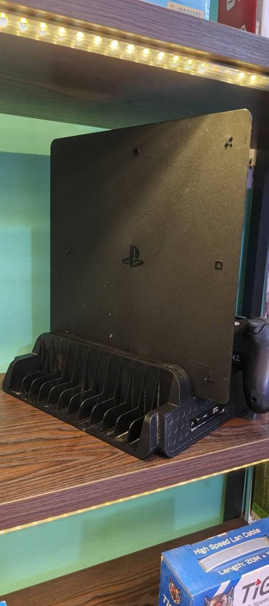 بلي 4 سلم مهكر نضام 11 تحديثه جان 10 متروك من ٢٠٢٢ ذاكره 500 مع ستاند فان وشحن يدات مع يدات ثنين تجاري جديد وكارتونه مع العاب حسب الطلب سعر ٢٣٠ الف الجهاز لامفتوح ولامصلح لوك ستيكر 
مكان بغداد الحريه 
***********
