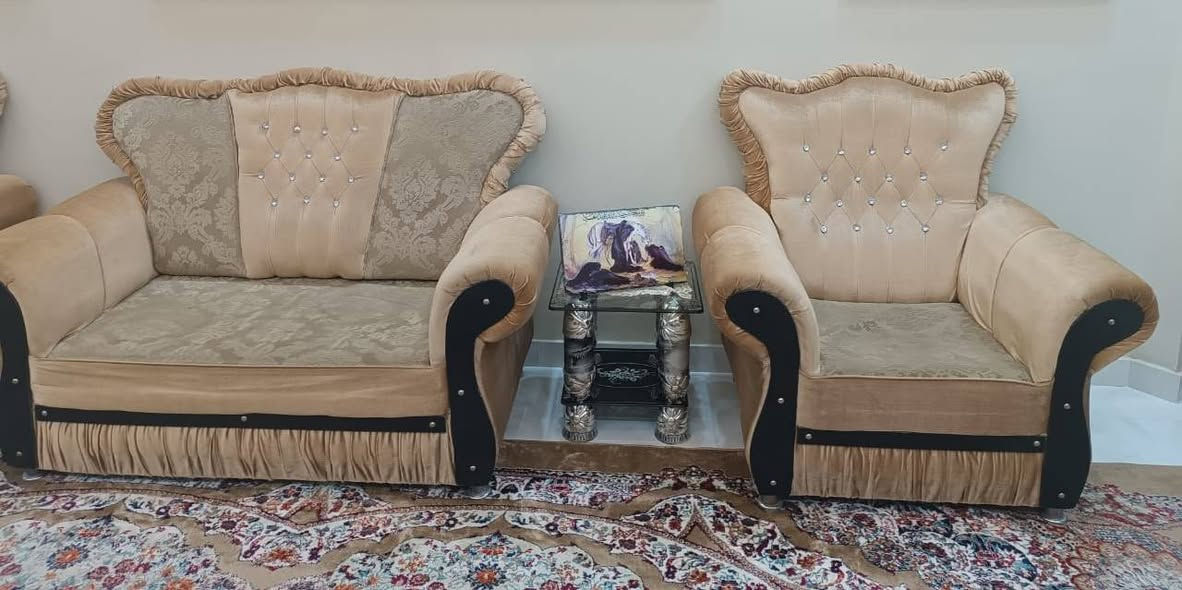 طخم قنفات 2 ثلاثيه و1 ثنائيه و2 كراسي مع طبلات زجاجيه عدد 4 جانبيه و1وسطيه
الراغب بالشراء الاتصال عل ***********
