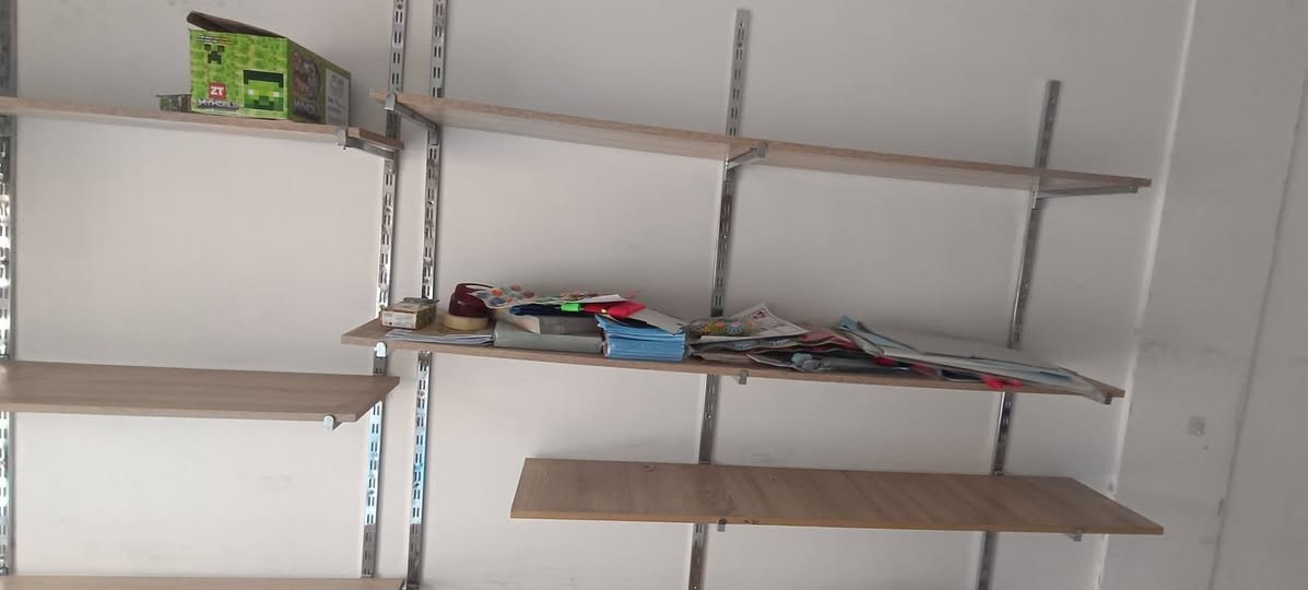 رفوف 
ميز المنيوم 
ميز مكتبي 
***********
