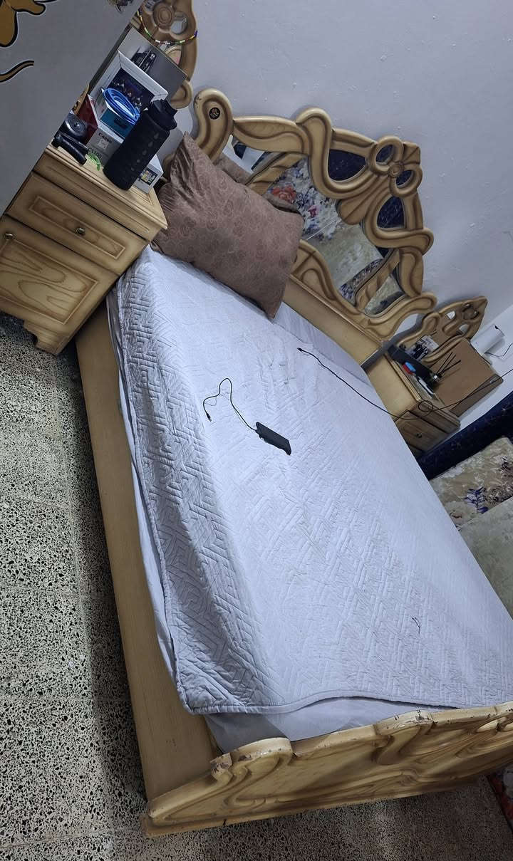 غرفة نوم مصري 6 قطع 
اسمه ام الوردة 
بيه مخزن تحت السرير 
خشب جام  وزان وndf
بس يرادله ترتيبات بسيطه 
السعر مليون ونص  وبيه مجال حك الجية
الي ميعرف المصري ليدخل ويدوخني رجائآ الله يرضى عليكم الشراي يدخل واتساب
المكان حي الجهاد
***********
