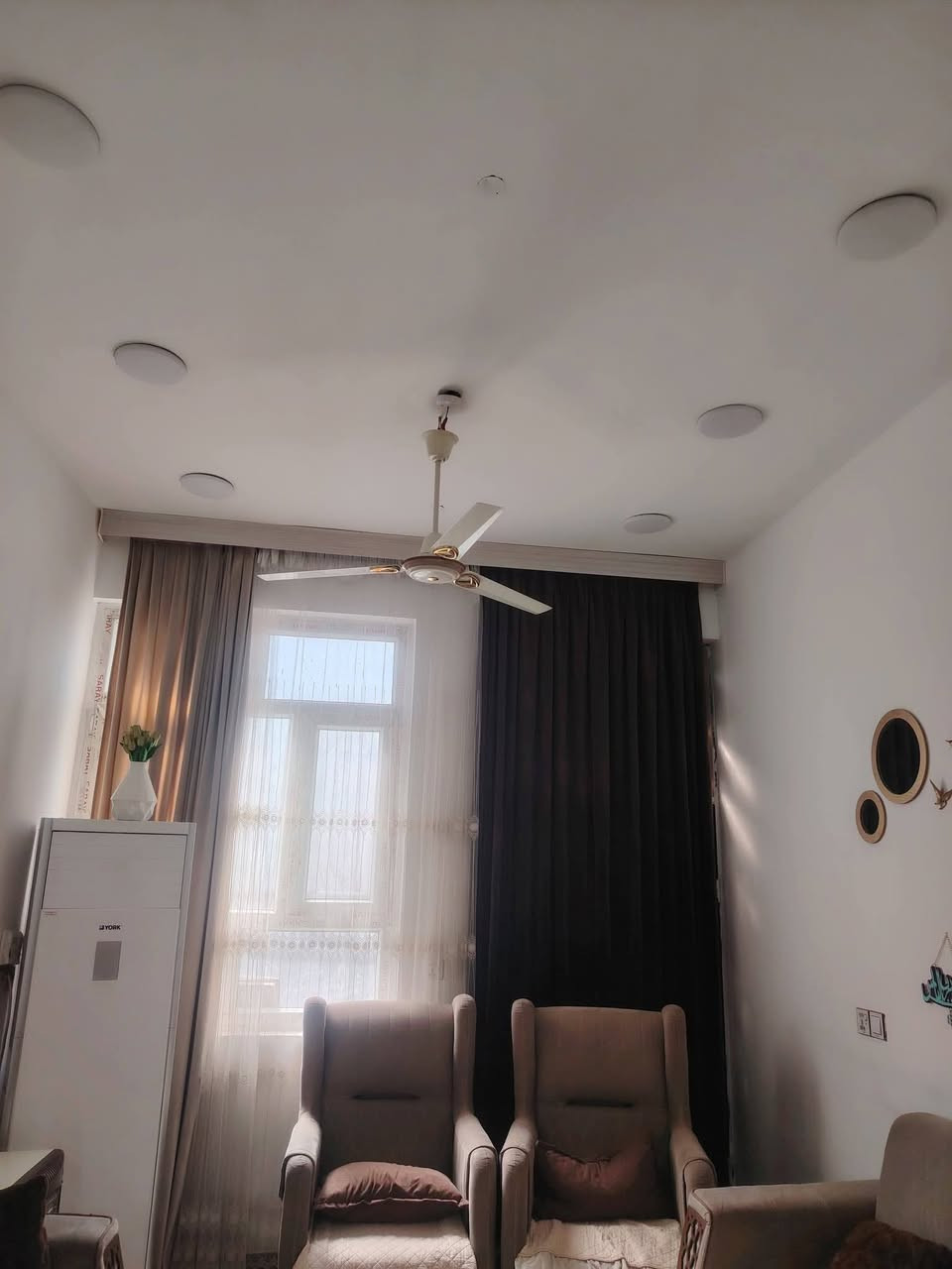 السلام عليكم بيت للبيع في حي الشهداء مجاوري مول اهل الخير طهمازيه موقع مميز جدا.
مطلوب للمصرف 30مليون تنزل من السعر بعد الاتفاق..

مساحه البيت 100 متر 5/20 بناء حديث طابقين 
طابو صرف ....... تحويل مباشر بطابو .......📍📍
البيت موقعه جدا ممتاز وراقي ويبعد 50 متر عن الشارع العام فقط وشارعه 13 متر كُلش واسع ومرتب 
البيت يتكون من 
( طابق الاول . طارمه .صاله ضيوف . مطبخ . كلدور . غرفه نوم . مجمع صحيات .
 طابق ثاني. غرفتين نوم. كلدور .).....
البيت بناء حديث مواصفات درجه اولى 
وكُلش نظيف والصور كدامكم ...........

السعر تم التنزيل لظرف طارئ ..
اتصال ع الرقم لمعرفه السعر والتفاصيل 
***********.................➡️➡️➡️➡️➡️
