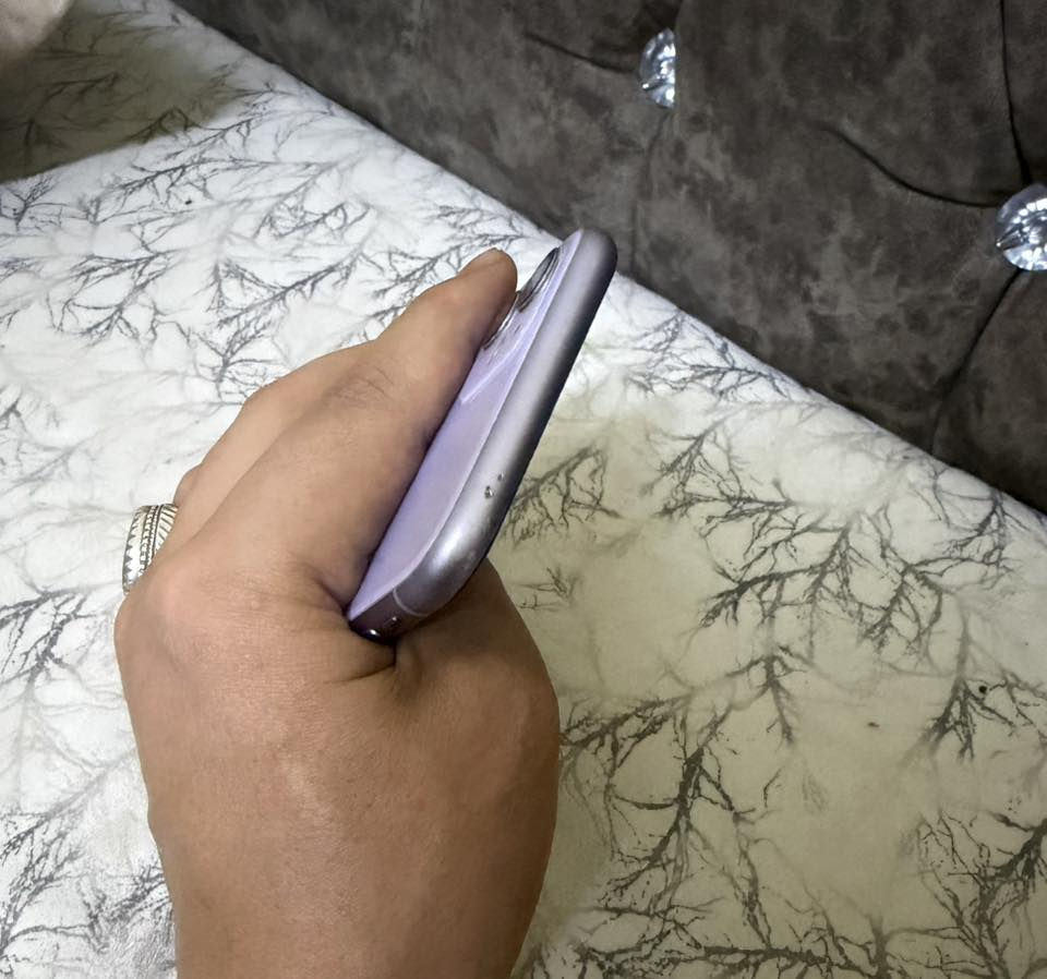 ايفون 11 كامرتين للبيع ذاكره 128 بلاد كلشي مامبدل بي ذاكره 69 جهاز جديد حيل بس هاي زلغه بي من فوك فقط سعره 200 وبي مجال قليل
***********
