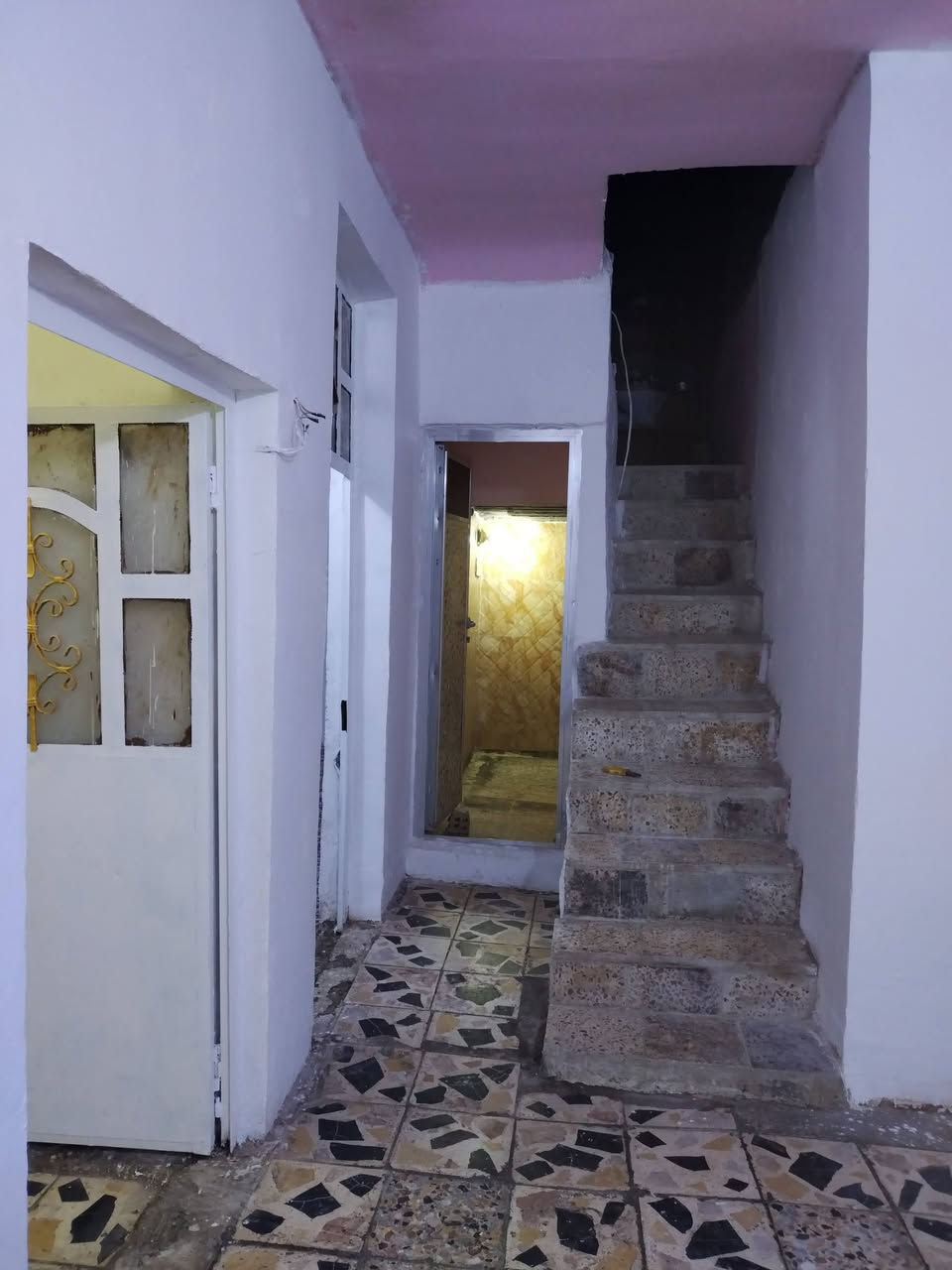 بيت مساحته 100 متر مربع حي السفير فرع أفران علي الهادي  للاستفسار ***********
