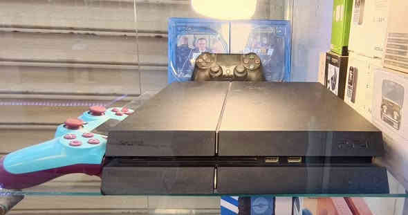 بلي 4 فات نضيف كلش شرط مال كراب بدون حماوة ويا قرصين فيفا 18 و gta مع جوستك اثنين ذاكرة 500 السعر 160 الف العنوان سبع البور شارع الالف مجمع الجوهرة الطبي مركز الطائي للهواتف ***********
