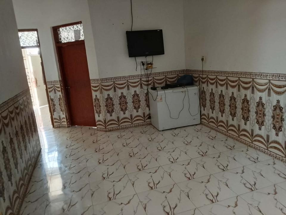 🟡بيت بالشراگية السابعة جهة حي العزل مساحته 120م الطابق الاول غرفة وصالة ومطبخ وبراني وطارمة الطابق الثاني فقط هيكل غرفتين، ابعاد المنزل 6*20م يقع بالقرب من المدرسة الكون وخدمات وقريب من الشارع العام السعر 93 مع المجال
@أبرز المعجبين
🟢نستقبل طلباتكم وعروضكم العقارية للبيع او الايجار ليتسنى لنا خدمتكم بالسرعة الممكنة.

🟢للاستفسار يرجى مراجعة مكتب عقارات الجوهرة الكائن في حي الصدر تقاطع العسكري باتجاه حي العسكري قرب افران صمون بغداد الحديثة او الاتصال على الارقام الموجودة وسنكون بخدمتكم.

احمد الكناني ☎️ *********** وتساب
ستار ابو منتظر ☎️ *********** وتساب

🟢اذا كنت مهتم لمتابعة المزيد اضغط زر الاعجاب وتابع البيج لتصلك كل عروضنا الحصرية.
