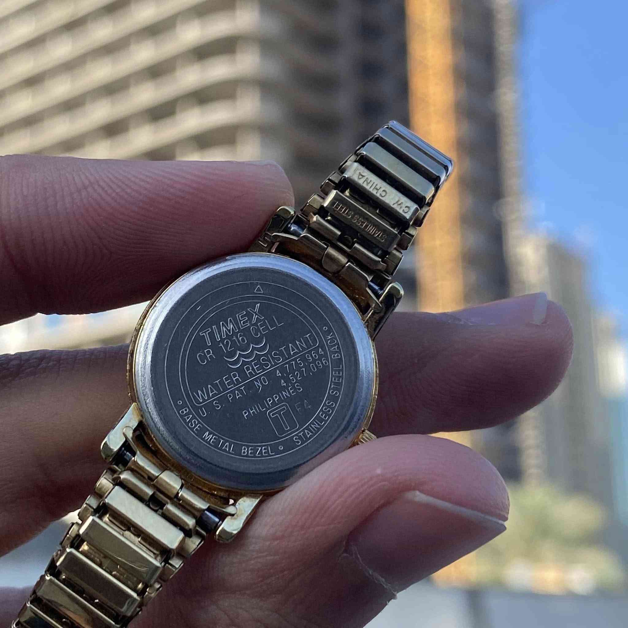 ⁨ Timex indiglo Quartz 🔴
تميز باللون الذهبي بقطر نسائي ✨
🔹هيكل و سوار طلاء ذهبي ثابت 
🔹قطر صغيرة نسائي 
🔹مكينة كوارتز 
🔹مقاومة للماء 
🔹بسيطة مفيدة للاستخدام اليومي
🔹مستخدمة بنظافة ١٠٠٪؜
السعر بالموقع تقريباً 40 دولار 
بس يمنا سعرها بس 30 الف 🔥⁩
***********
