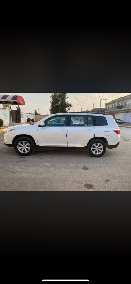 بسم الله الرحمن الرحيم 
هايلندر 2011  
رقم بغداد 
V6 3500
تو ويل 
ماشية 147 ميل 
ابيض صدفي 
محرك كير بلاد   لارواجز لاتنقيص و مامفتوح 
سيرفس بشركة المبدع وكيل تويوتا بالفلوجة يعني تبديل الدهن  والصيانة كله عدهم والوصولات عندي دهن الكير مبدل ايضا 
غرفته نظيفة مثل موضح بالصور
لايت زنون اصفر ناصي عالي 
السيارة مال جناي يعني مامخلي بيه اي نقص 
فتحة سقف كشن كهرباء  شاشة تدفئة كشنات تبريد ثلاث قطع السيارة ما تحتاج اي شي لا صدر لابريك وطخم تايرات جديد 
السيارة مبدل جاملغ جهة الراكب والبنيد مصبوغ  فقط مابيه دواخل 
السعر 197 
مكان الانبار القائم او الفلوجة
0782 135 76 99
