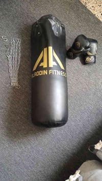 جيس ملاكمة جلد أصلي طول 1متر يجي ويا جفوف وسلسلة كامله السعر 50الف وات...