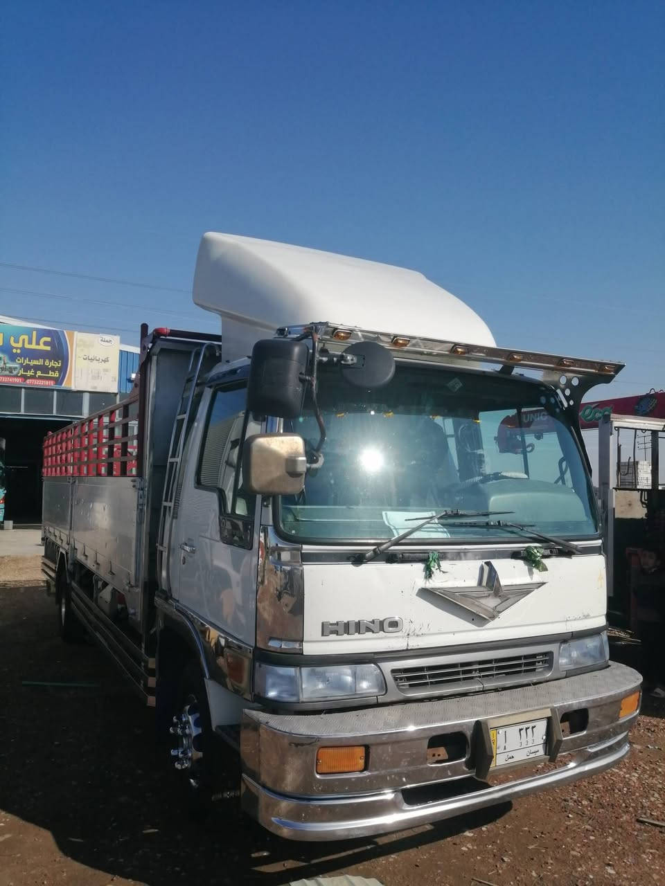 سلام عليكم هينو انكر للبيع موديل 97 اصل تحويل مباشر مكينه 80 عادي خطين مال حاويه جديده طول الشاصي سته وربع بلادي تخم تاير جديد تبريد سبلت السيارة جديده وكفاله عامه العنوان واسط الصويرة ***********
