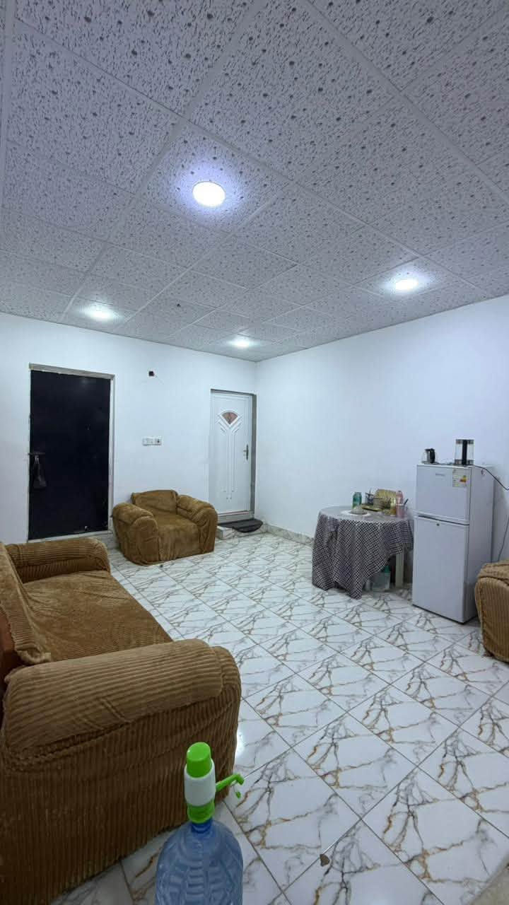 السلام عليكم

بيت  عد ال معالي قرب محطه الغاز المساحه 185 متر  البناء طابقين   الطابق الارضي يتكون من غرفتين  وصاله واستقبال وطارمة  ومطبخ حار/ بارد  ومجموعة صحية داخلية وخارجية بالإضافة الى حمام داخل الغرفة

الطابق الثاني /يتكون من غرفتين وصاله وحمام كبير  

 
 

 للاستفسار الاتصال على الرقم 

 ***********
