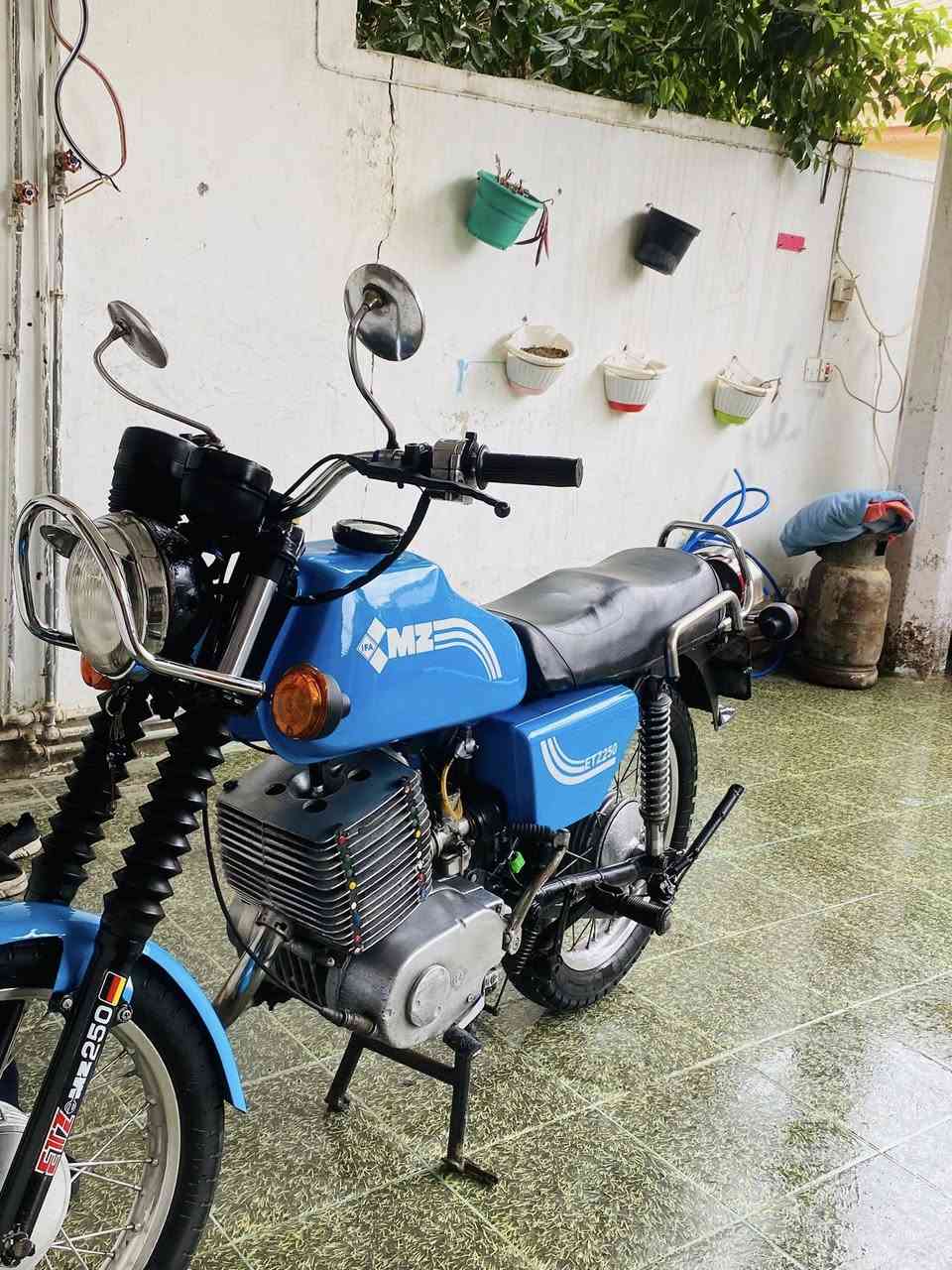 متاح دراجة MZ  
 رقم وسنوية راعية ما اعرفة 
معمر جديد  كلة كامل
 مابي كل نقص كلة شغال
***********
