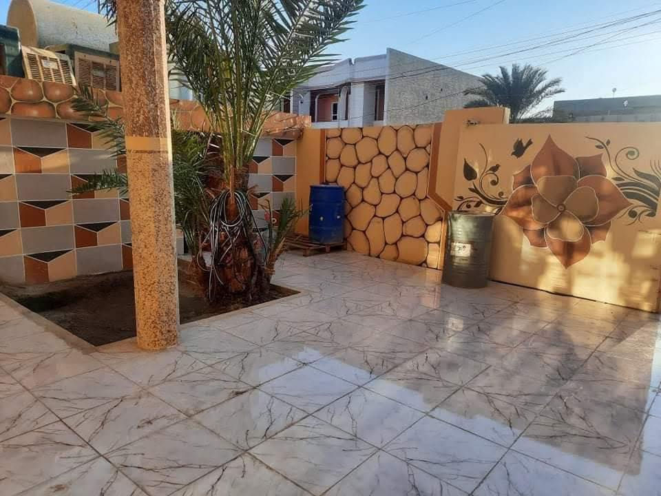 🏠 دار 300 م الوجه 10 نزال 30 شارع 15 القادسية قطعة 500 مفروز سند مستقل 
طابقين خريطة الدار  وكادر العمل من بغداد
  🛌  6 غرف نوم استقبال مطبخ حار بارد صاله داخليه 
ارضية سيراميك سقوف ثانويه للطابقين سطحين شتايگر 
 گراج يسع سيارتين مع حديقة 
السعر 155 قابل للتفاوض للاستفسار و الطلب مراجعة مكتب عقارات البرج 
موقع المكتب على خرائط جوجل https://maps.google.com/?q=34.658760,43.652771
أو الاتصال على الارقام التالية 
 
***********
***********
