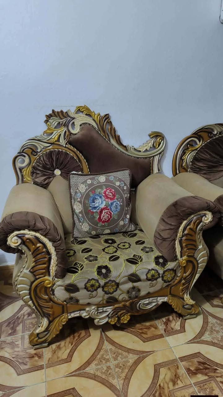 السلام عليكم ورحمة الله وبركاته 
تخم رئاسي للبيع 5 قطع 10 مقاعد السعر 450 الف و بي مجال للاستفسار الاتصال على الرقم ***********
