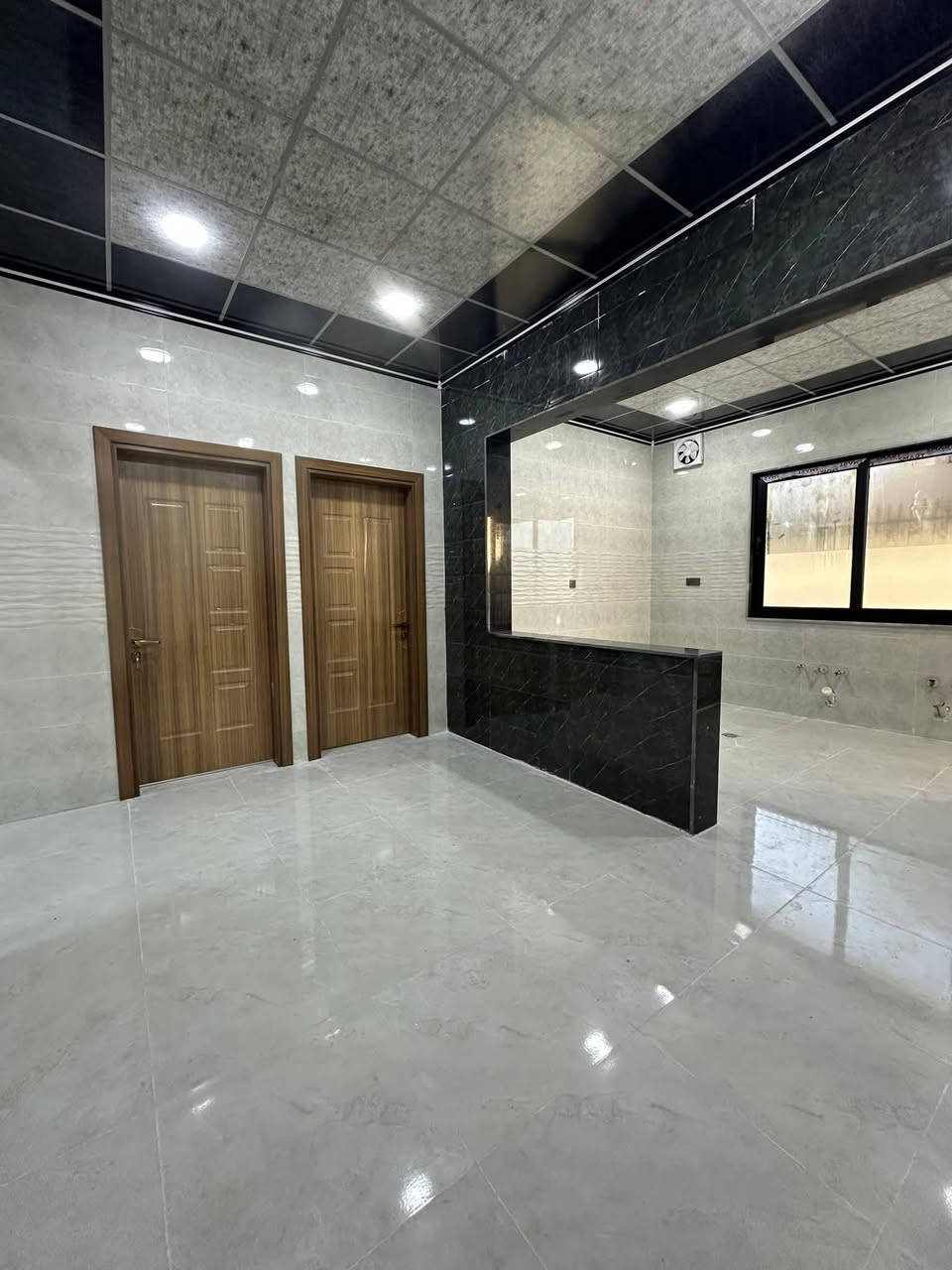 #عروض_عزيز_للعقار
دار للبيع 

حي الملايين الأولى 

خلف الكمرك 

المساحة 150 م واجهة 12 م

5 غرف نوم واستقبال ومطبخ وصاله وصحيات في الطابقين 

خدمات كامله ماء كهرباء تبليط 

سند زراعي بستان ملك صرف 

بناء حديث وتسليم الدار فوري 

للاستفسار أكثر اتصل على الأرقام او 

 مراجعة مكتب الدار الكائن في بناء الجاهز مقابل الكمرك 

***********

***********

***********
