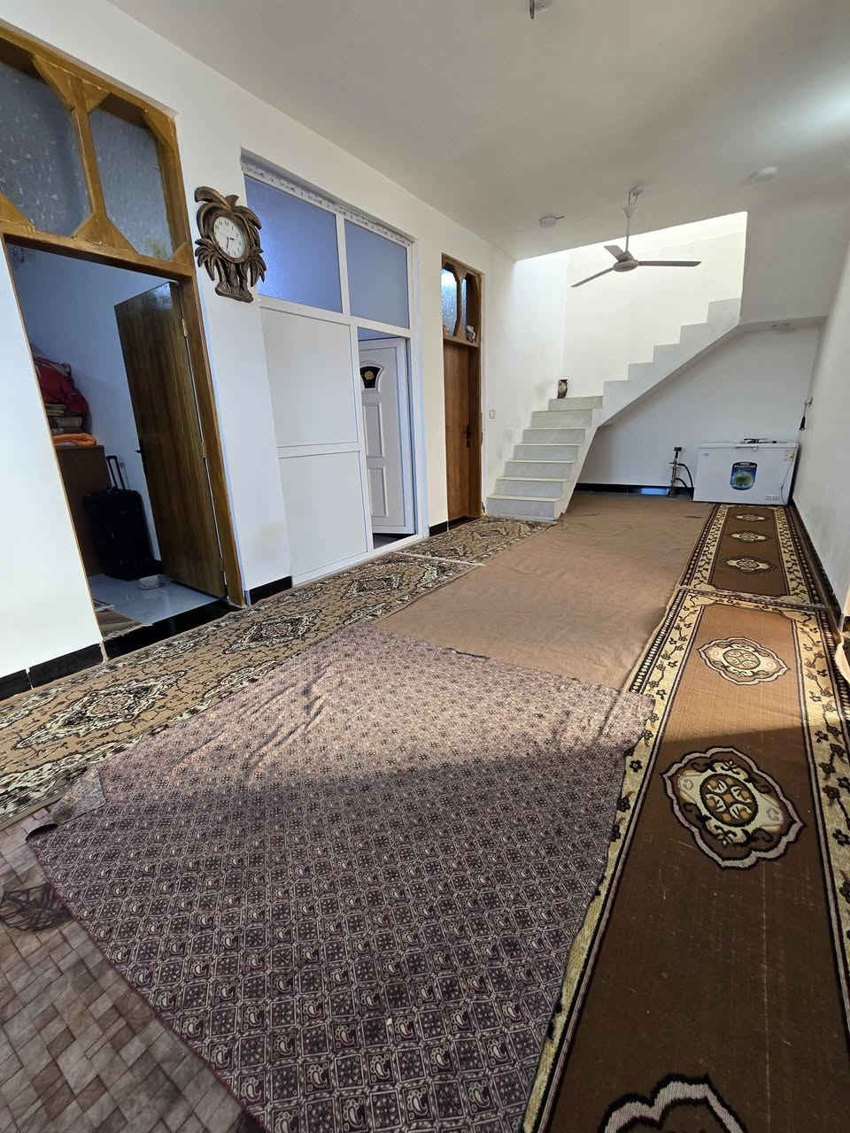 السلام عليكم   بيت طابو زراعي سند ٢٥ مساحه البناء ١٥٠ وقطعه١٠٠ متر بصف البيت يعني المساحه الكليه ٢٥٠ بناء حديث طابق واحد طابوق كامل البيت ركن على شارعين مكانه على طريق حله كربلاء  ابو غرق قرب سيطرة ام الهوى  قريب على الخدمي طريق الزوار  يحتوي على غرفتين نوم وهول ومطبخ واستقبال بناء ٢٥ و كدامه ساحه وشارع ١٠ متر كامل خدمات للاستفسار
***********
