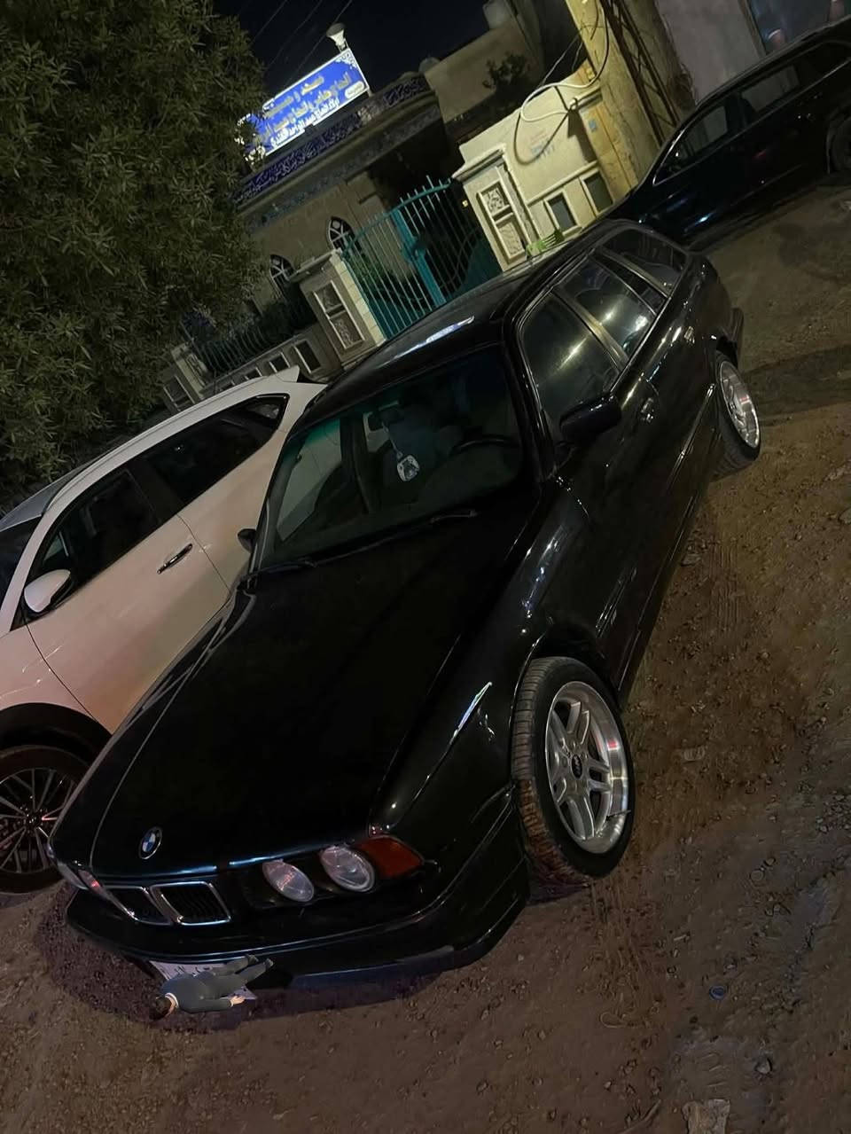 السلام عليكم يلطيبين
كير عادي BMW 544
السياره ستيشن اصل 30 8 سلندر 
السياره جديده كلش وعلى ايدي جانت مضمومه وهسه طلعتها 
الموصفات 
بانوراما 
جنطه كهرباء 
دبل ايرباك 
دبل جكمجه 
غرفتها كلش نضيفه داخل ابيض كلها صاح ملكي 
كشنات مخمل وجلد 
مابيها نقص السياره 
ويل m حجم 17 اصلي كله مختم وياه تخم تاير جديد كلش 
دركه ام اصلي شغاله كلها 
تلفون مالتها موجود 
كير عادي انطلاقه تخبل 
مكينتها جديده 
حداديه جديده 
مابيها اي نقص رقم بغداد و بسمي 
السياره ماشيه 198  الف 
بدون صبغ السياره بيها قطعه وحده صبغ فقط البنيد 
على شرط السياره قطعها كلها ملاتها حتى بدون فتح 
السعر خابرني او دزلي على الخاص  وتشلع عيوني وما راح اقصر ويا اي احد 
مكان السياره بابل المركز 
الاتصال *********** موجود وتساب او اتصال بكل وقت
