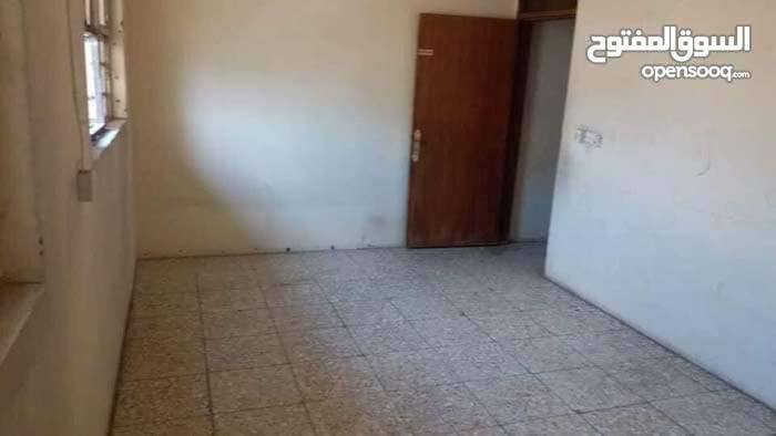 شقه طابق أرضي للأيجار
السعر الايجار الشهري 400 ألف 

مكونة من غرفه نوم ومطبخ وصاله وصحيات 
العنوان / المشتل شارع الكوسترات مقابيل صالون ماريانا
 للأستفسار اتصل ***********
