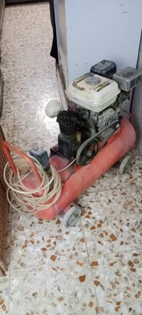 كمبريسر هواء محور يشتغل بانزين بحجم 50 لتر للبيع سعرة 140 الف وبي مجال...