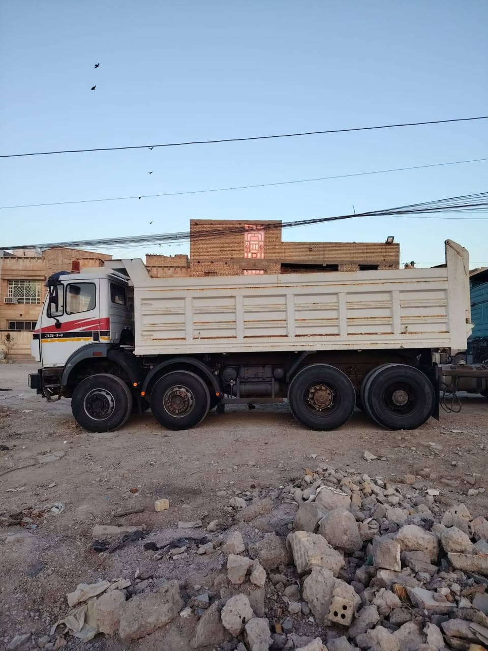 البي كرواتي قاطره مقطوره للبيع موديل ١٩٩٥ مكينه ٤٤ كير ١٨٠ مجموع جيف ام القيطان الرقم بغداد السياره باسمي تخم تاير ابيع بس للراس عادي والقطوره بوحده عادي لاستفسار لاتصال بل رقم *********** مكان بغداد الغزاليه
