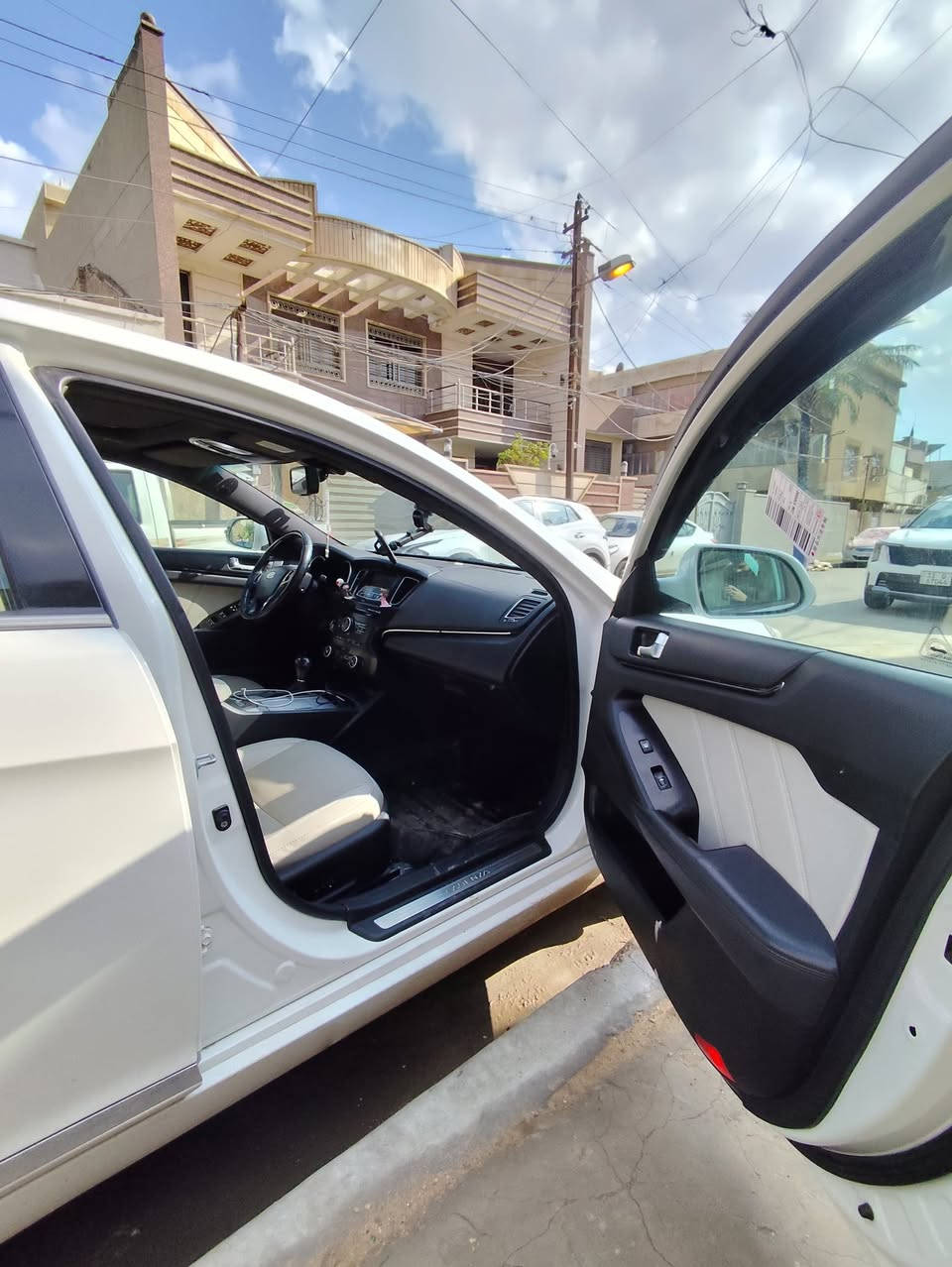 السلام عليكم كادنزا 2012 بيهة قطعة صبغ تخم تاير جديد باتري قبل 3 اشهر مبدلة كير جديد المكينة مبدل بيهة رواجز اصلية فول مواصفات داخل ملكي***********
